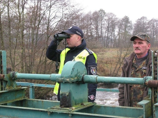 Policjanci z Lęborka wspólnie ze Strażą Rybacką patrolują tereny przyległe do rzek, chroniąc tarliska i ryby w ich okresie ochronnym.