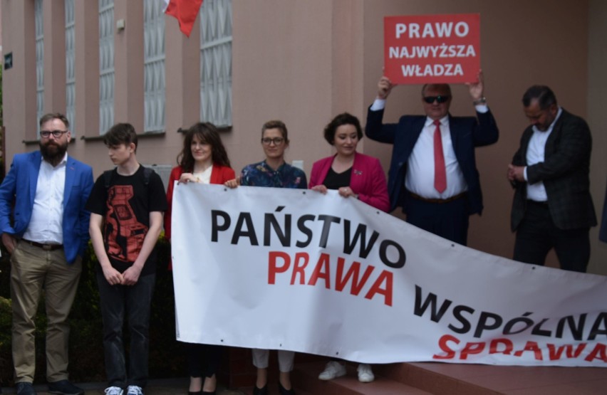 Ostrołęka. Protest sędziów przed Sądem Okręgowym. Sędziowie z Ostrołęki z mocnym wsparciem. 18.05.2021. Zdjęcia