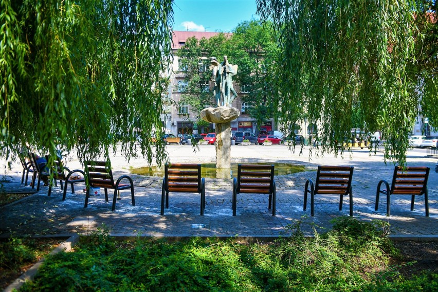 Pojedyncze ławki na placu Wolnica