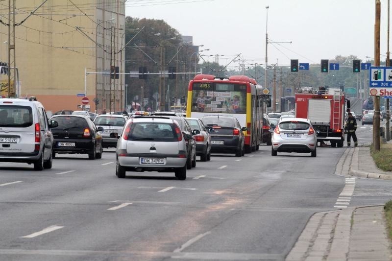 Wrocław: Duża plama oleju na Legnickiej (ZDJĘCIA)