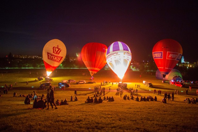Night Glow zgromadził w piątek wieczorem setki opolan. Nocny pokaz balonów odbył się w parku na osiedlu AK. Balony można było oglądać przy "górce śmierci".