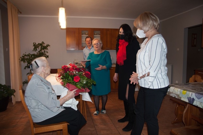 100 urodziny pani Zofii Kucharczyk z Linowa w gminie Zawichost. Był wspaniały tort, życzenia i upominki ZDJĘCIA