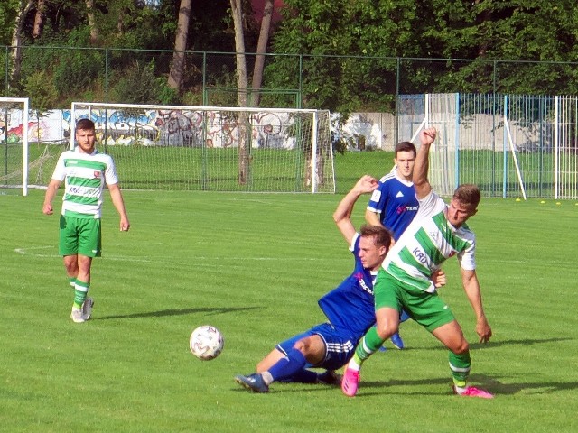 Sokół (niebieskie stroje) wysoko przegrał z Orlętami Radzyń Podlaski.