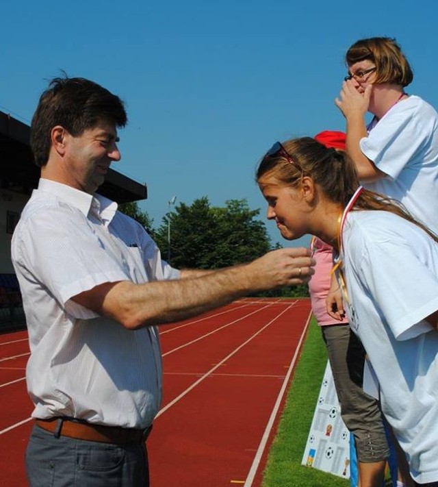 III Igrzyska Sportowe Osób Niepełnosprawnych odbyły się na stadionie Ośrodka Sportu i Rekreacji w Tucholi. Była zdrowa rywalizacja i zabawa.Niedawno skończyła się Paraolimpiada w Rio de Janeiro. Mieliśmy okazję podziwiać zmagania osób niepełnosprawnych. Obserwowaliśmy, ile hartu ducha mają w sobie te osoby. W Tucholi już po raz trzeci zorganizowano igrzyska dla osób niepełnosprawnych. Impreza zaczęła się od prezentacji drużyn sportowych. Zawodnicy z opiekunami przemaszerowali na płycie stadionu. Zanim zawodnicy przystąpili do konkurencji sportowych, była ogólna rozgrzewka na środku płyty stadionu. Po niej można już było przystąpić do zawodów. Rywalizowano w skokach w dal z miejsca i z rozbiegu, rzucie piłka lekarską i biegach. Rozegrano też wyścig na wózkach oraz mecz piłkarski. - Zawodnicy bardzo przeżywają każdą konkurencję, ale jednocześnie sport daje im dużo radości i uśmiechu - mówią organizatorzy. - Spotkanie na płycie stadionu jest okazją do uścisku z koleżankami i kolegami z innych placówek. W zawodach wzięli udział sportowcy z ŚDS Tuchola, Świecie, WTZ w Sępólnie, z WTZ w Czersk, WTZ Chojnice, WTZ Świecie. Sportowców na stadionie przywitały władze z powiatu tucholskiego. Życzono im wiele radości i gratulowano doskonałych wyników. Dla zawodników były medale i dyplomy. Oprócz zmagań sportowych były także występy artystyczne.  