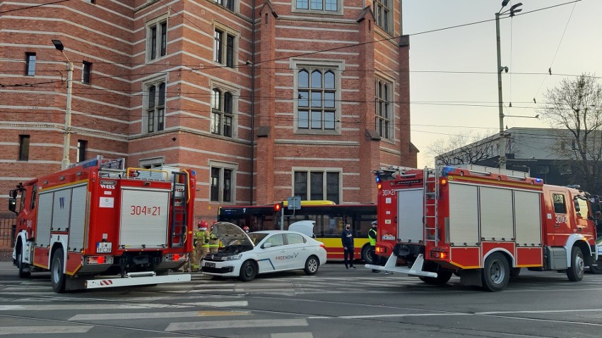 Wypadek z udziałem autobusu miejskiego. Taksówka wjechała mu pod koła