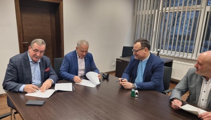 Podpisanie umowy powiatu bytowskiego ze spółką PKS Słupsk