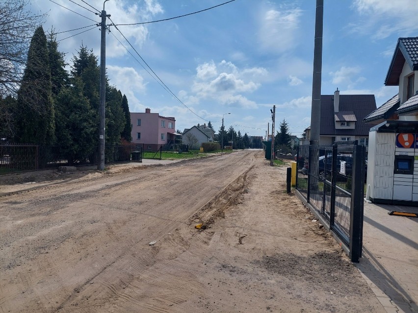 Wojewoda uchylił zgodę na przebudowę drogi powiatowej Gniła-Dobrzyniewo Duże. Tak wygląda teren przed szkołą