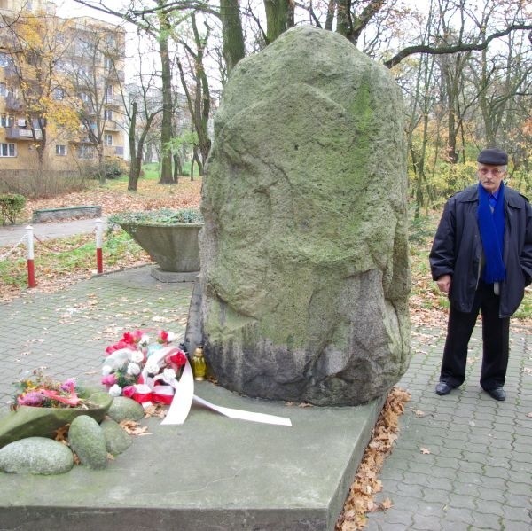 - Chowają się za pomnikiem właśnie w tym miejscu i załatwiają tu swoje fizjologiczne potrzeby - mówi Eugeniusz Hałucha.