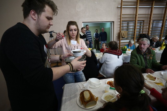 Śniadanie wielkanocne w słupskim Caritasie.