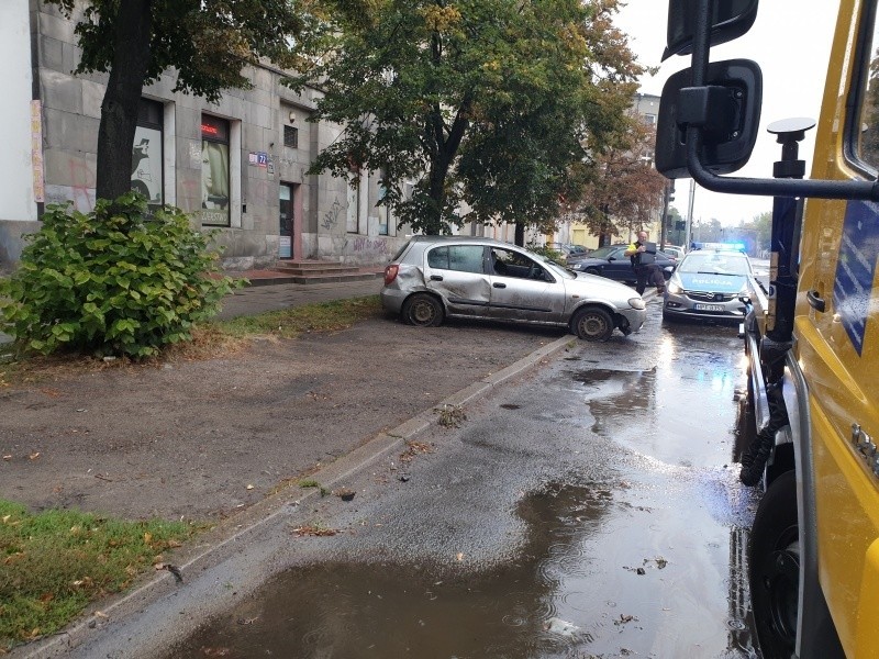 Wypadek na ul. Wojska Polskiego. Nietrzeźwy 40-latek dachował nissanem 