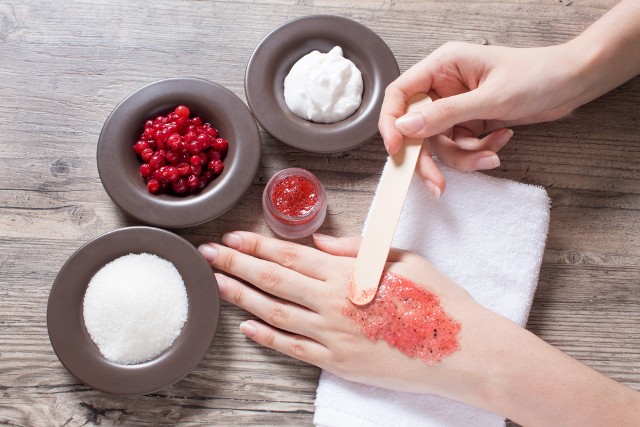 Sprawdź, jak domowymi sposobami poprawić kondycję skóry rąk.