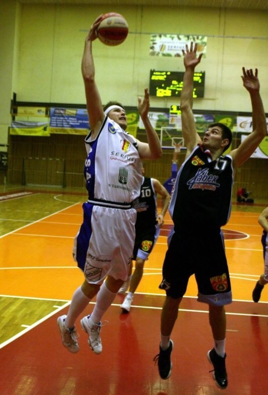 Koszykarze Siarki Tarnobrzeg (z piłką Tomasz Pisarczyk) odliczają godziny dzielące ich od najważniejszych spotkań sezonu.