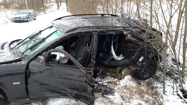 Do zdarzenia doszło w czwartek (3 stycznia) rano. Około godz. 10 oficer dyżurny gołdapskiej komendy otrzymał zgłoszenie o wypadku drogowym który miał miejsce na trasie Gołdap – Jabłońskie w gminie Gołdap.