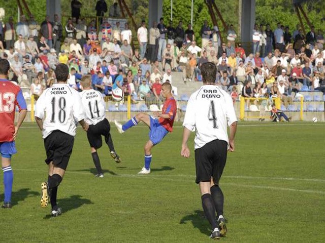W meczu 23. kolejki III ligi Pomorze, Gryf 95 Slupsk zremisowal z Debem Debno 0:0.