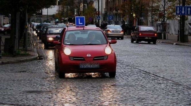 Autorzy raportu wnioskują, że mające monopol na egzaminowanie WORD-y celowo oblewają kursantów, zwiększając swoje zyski.