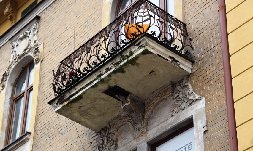 Betonowy element balkonu runął na ulicę Krakowską w środku...