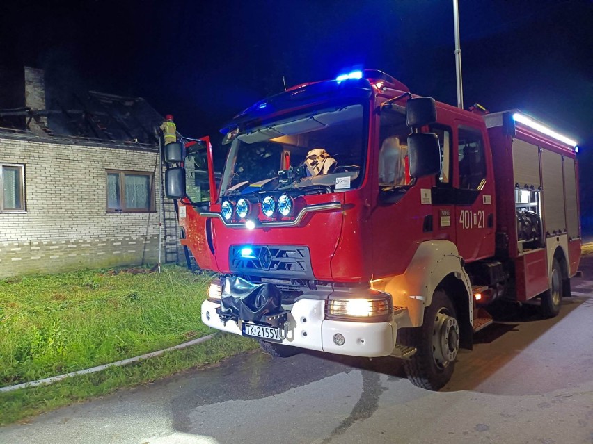 Pożar domu w miejscowości Wełnin w powiecie buskim. Ogniem zajęte były strych i poddasze budynku. Zobacz zdjęcia i wideo