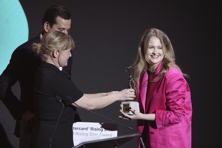 Sonia Szyc odbiera nagrodę za udany debiut filmowy.