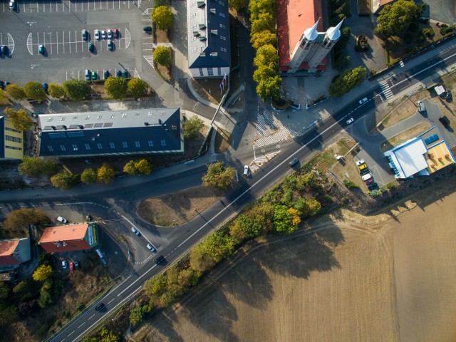 Tu się na co dzień źle jeździ. Wyjazd na Krapkowice i Prudnik to archaiczne rozwiązanie. Sprawę utrudnia dodatkowy ruch w kierunku kampusu politechniki i pływalni Wodna Nuta. Budowa ronda ma tu uzdrowić system komunikacyjny. 