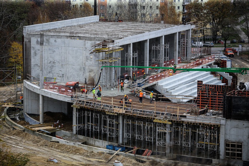 Budowa stadionu w Sosnowcu. Montaż pierwszych elementów...