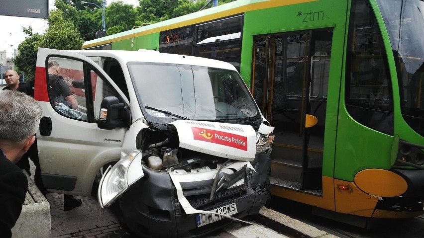 Plac Bernardyński: Zderzenie tramwaju z ciężarówką. Są ranni