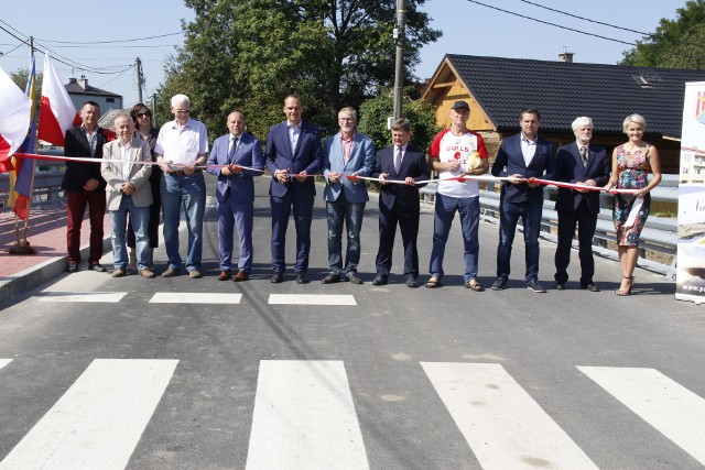 Wstęgę na otwarcie zmodernizowanej ulicy przecinały władze miasta i powiatu, wiceminister Rafał Weber i wykonawca