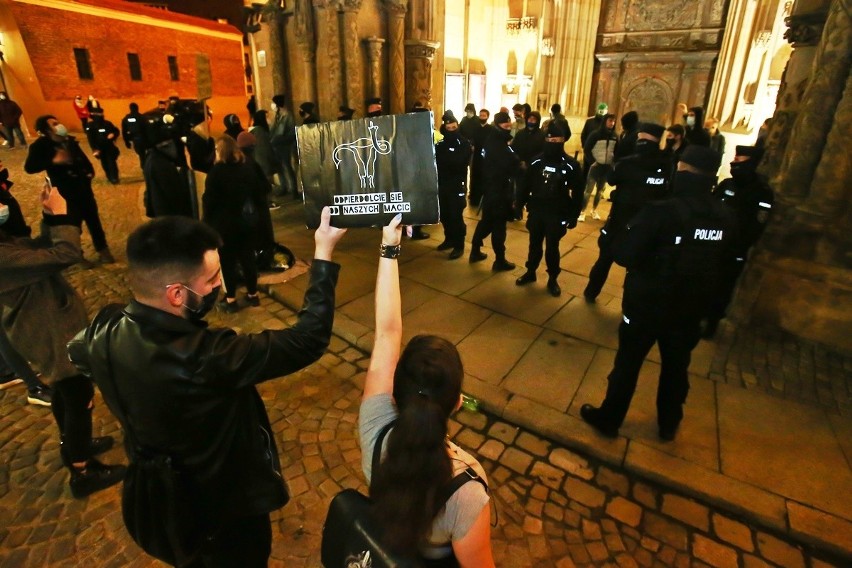 Wrocław zablokowany. Kolejny dzień protestów. Policja broni katedry (ZDJĘCIA)