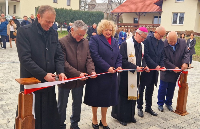 Biskup Jan Wątroba poświęcił nowy ośrodek rehabilitacyjny Caritas Diecezji Rzeszowskiej w Cmolasie [ZDJĘCIA]
