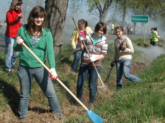 Gimnazjalistki z Wołczyna ratują kasztany w Komorznie. Na zdjęciu od lewej: Aneta Pupka, Justyna Podkówka, Dorota Morawa, Dorota Sadura i Patrycja Placek