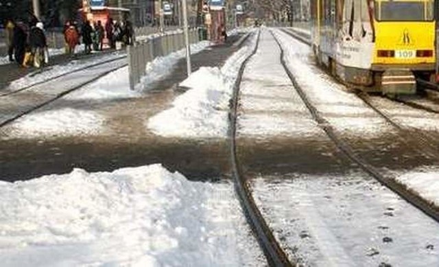 Zima w Szczecinie. Na chodnikach wciąż zalega śnieg, ale komunikacja jeździ planowo.