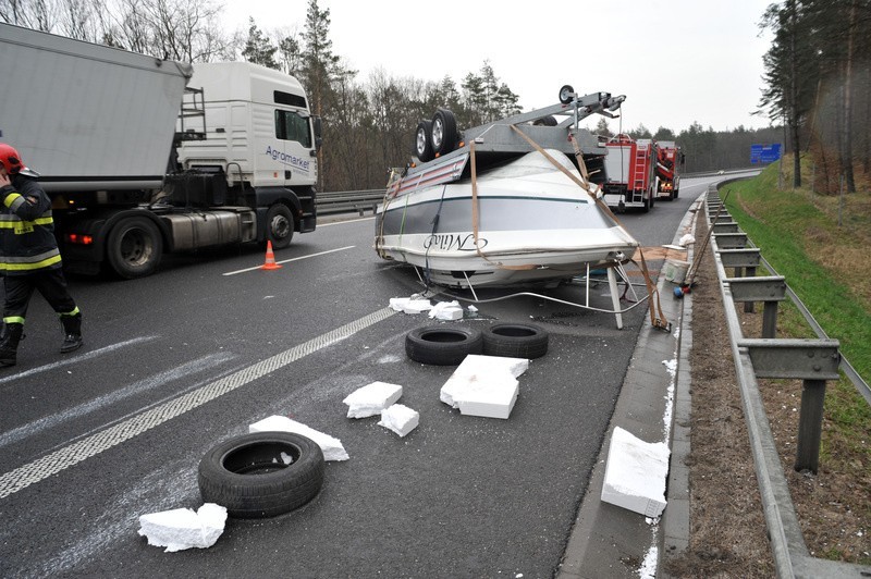 Nissan dachował na krajowej "szóstce"