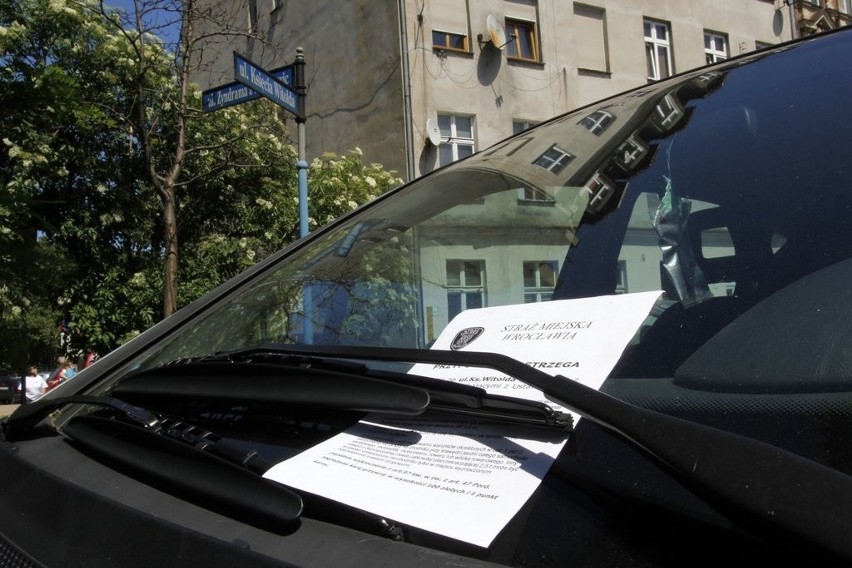 Straż miejska: Koniec parkowania na Księcia Witolda. Na razie karteczki, za chwilę mandaty (ZDJĘCIA)