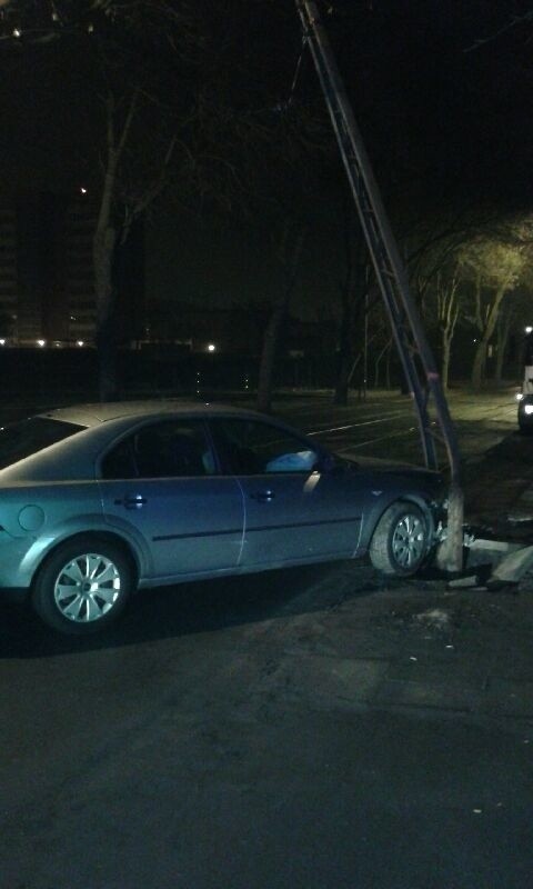 Wypadek na Dąbrowskiego. Pijany kierowca rozbił samochód na słupie [ZDJĘCIA]