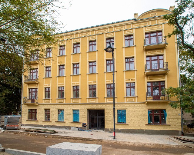 Trwa remont kamienic razem z oficynami i podwórzami przy ul. Mielczarskiego w centrum Łodzi, w pobliżu Manufaktury.