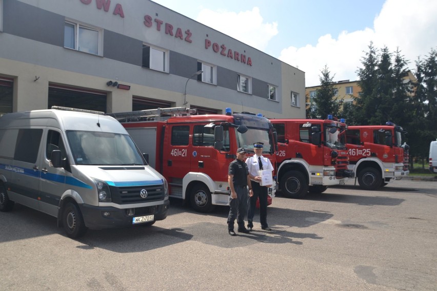 Służba Więzienna przekazała maseczki ochronne dla Państwowej Straży Pożarnej w Kozienicach