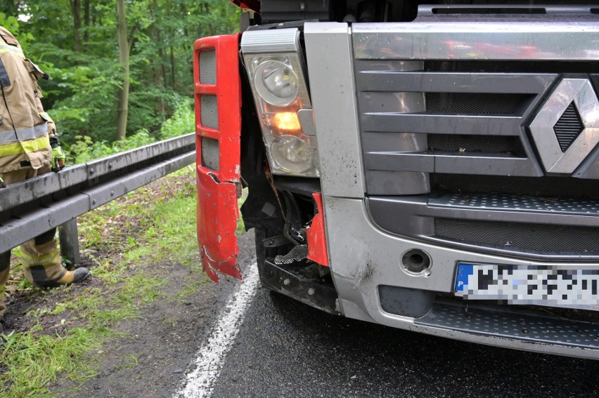 Wypadek samochodu z ciężarówką na DK16 pod Grudziądzem. Jedna osoba ranna