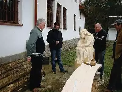 Przy rzeźbie Chrystusa. Od lewej: ks. Jerzy Bulsa, Piotr Pogwizd, Jan Kołbon i August Pogwizd Fot. (IF)