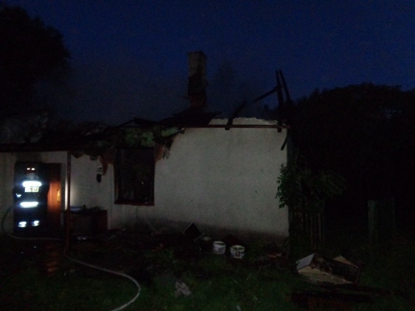 Ogień w murowanym domu w Teodorowie strażacy gasili w nocy z...