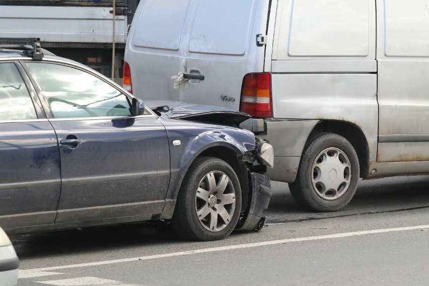 Wypadek przy urzędzie wojewódzkim. VW uderzył w tył mercedesa