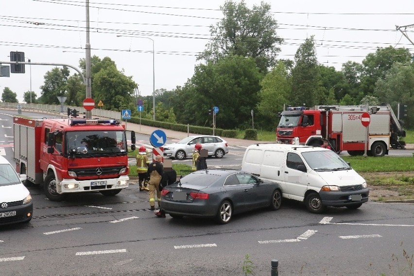 Wypadek dwóch samochodów przy moście Milenijnym 