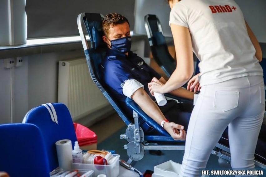 Świętokrzyscy policjanci oddawali krew dla kolegi potrzebującego pomocy (ZDJĘCIA) 