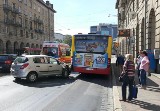 Wypadek w centrum Wrocławia. Kobieta wjechała w autobus MPK