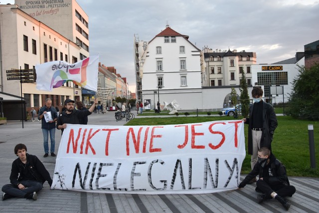 Manifestanci podkreślali, że pomoc humanitarna jest zapewniana nawet w krajach objętych stanem wojny