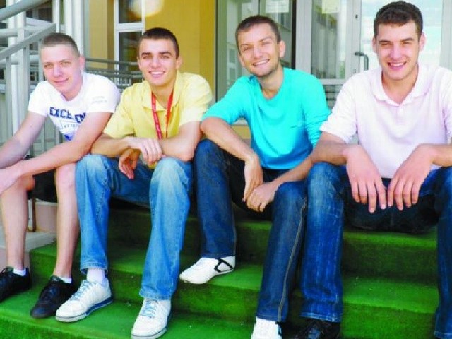 Maturzyści Łukasz Kołakowski (pierwszy z lewej), Tomasz Kozikowski (drugi z lewej) oraz Dawid Karpiński (pierwszy z prawej) chcą studiować w Gdańsku. Mateusz Lipiński (drugi z prawej) myśli o Białymstoku.