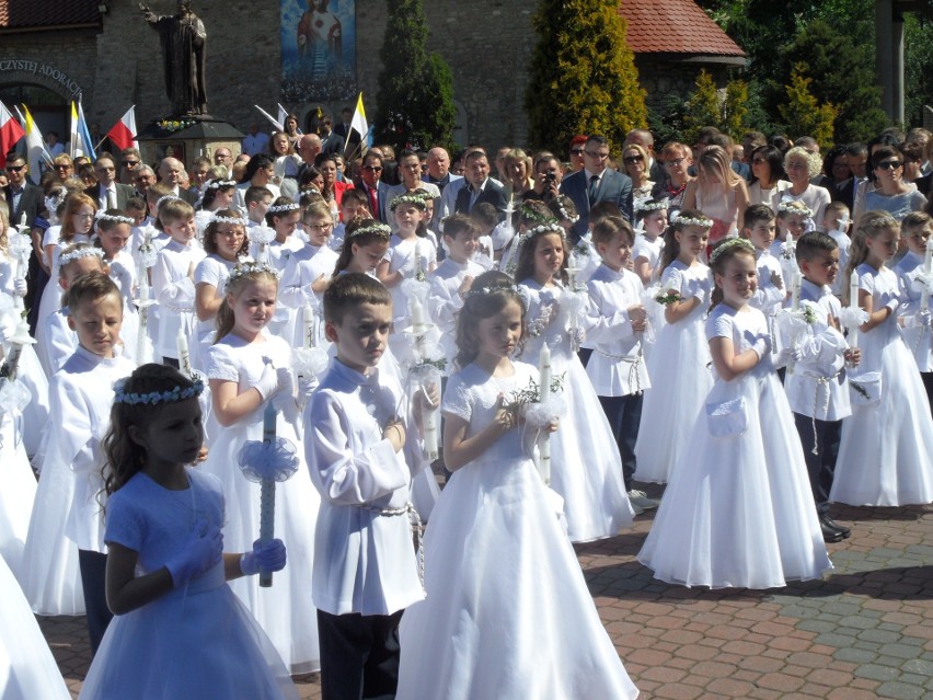 Pierwsza komunia święta w parafii Nawiedzenia NMP w...