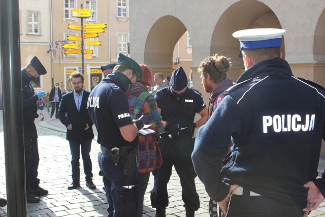 Mandaty za brak maseczek są masowo wystawiane. Tylko w trzy dni w Warszawie policja wystawiła ich grubo ponad tysiąc