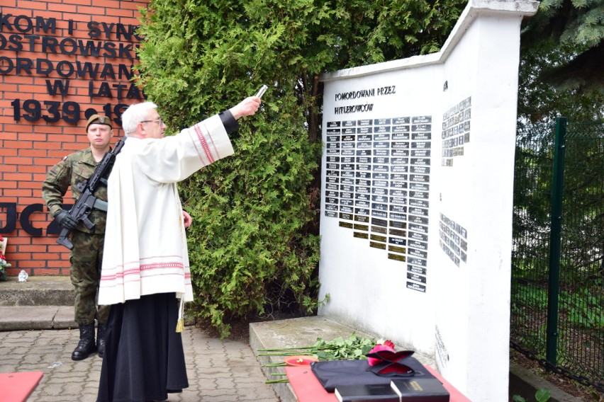 W Ostrowi upamiętniono ofiary Zbrodni Katyńskiej. Obchody 84. rocznicy Zbrodni Katyńskiej odbyły się na cmentarzu 12.04.2024