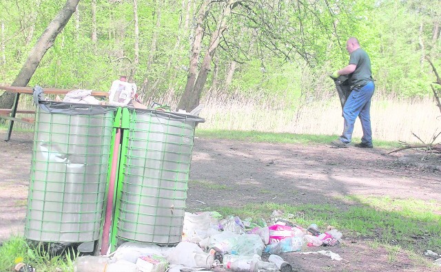 Pracownicy SOSiR-u twierdzą, że park Trendla sprzątają po każdym weekendzie, a także w tygodniu. Mieszkańcy utrzymują, że porządku nie mogli doprosić się od trzydniowej majówki.