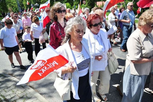 Niemal każdy uczestnik marszu miał ze sobą biało-czerwoną flagę państwową.