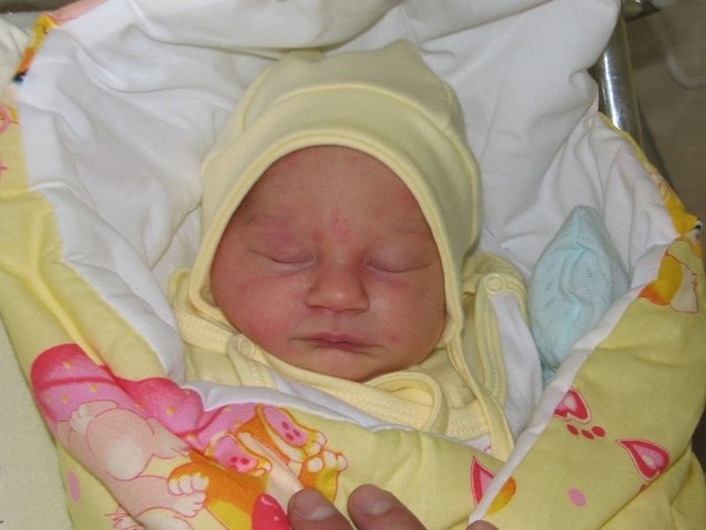 Aleksandra Ziółkowska urodziła się w środę, 16 maja. Ważyła 3250 g i mierzyła 57 cm. Jest pierwszym dzieckiem Sylwii i Mariusza z Kiełczewa